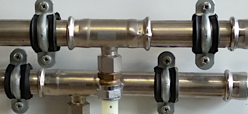 Zdjęcie instalacji stalowej zaprasowywanej